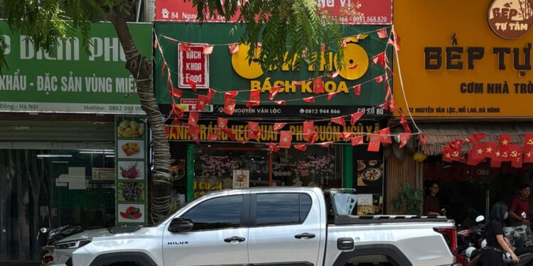 Khách vẫn ra vào nườm nượp, người khen ngon và tiện, người... hơi lo lắng một chút 1 Khách vẫn ra vào nườm nượp, người khen ngon và tiện, người... hơi lo lắng một chút