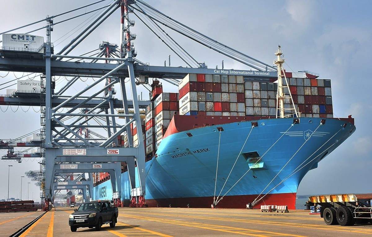 Khoảnh khắc Việt Nam lần đầu tiên đón siêu tàu container lớn nhất thế giới, dài gấp 5 lần máy bay Airbus A380 cập cảng