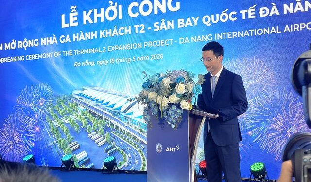 Khởi công Dự án mở rộng Nhà ga T2 Sân bay quốc tế Đà Nẵng, tổng vốn đầu tư gần 1.500 tỷ 1 Ông Hồ Thế Anh, Tổng Giám đốc Công ty Cổ phần đầu tư khai thác Nhà ga quốc tế Đà Nẵng (AHT), phát biểu tại buổi lễ. Ảnh Ngô Anh Văn