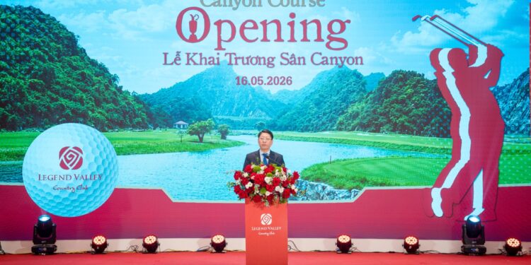 Ông Trần Song Tùng - Phó Chủ tịch thường trực UBND tỉnh Ninh Bình - kỳ vọng Legend Valley Country Club hoàn thiện 36 hố sẽ mang đến động lực góp phần thúc đẩy kinh tế - xã hội của địa phương. Ảnh: BRG Golf.
