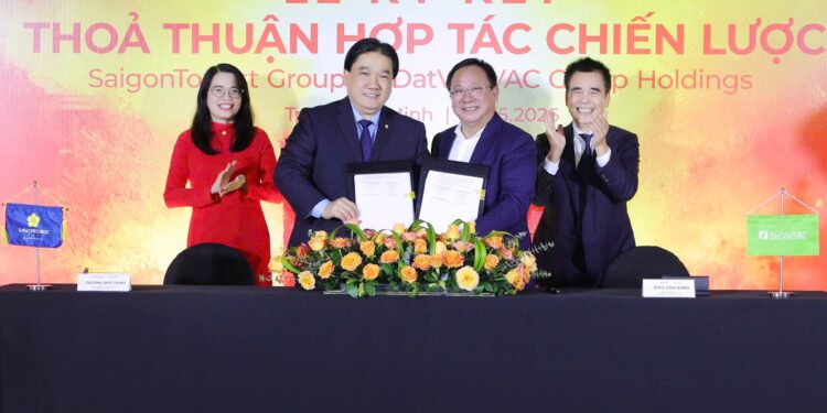 Ban lãnh đạo Saigntourist Group và DatVietVAC Group Holdings trao thỏa thuận hợp tác chiến lược