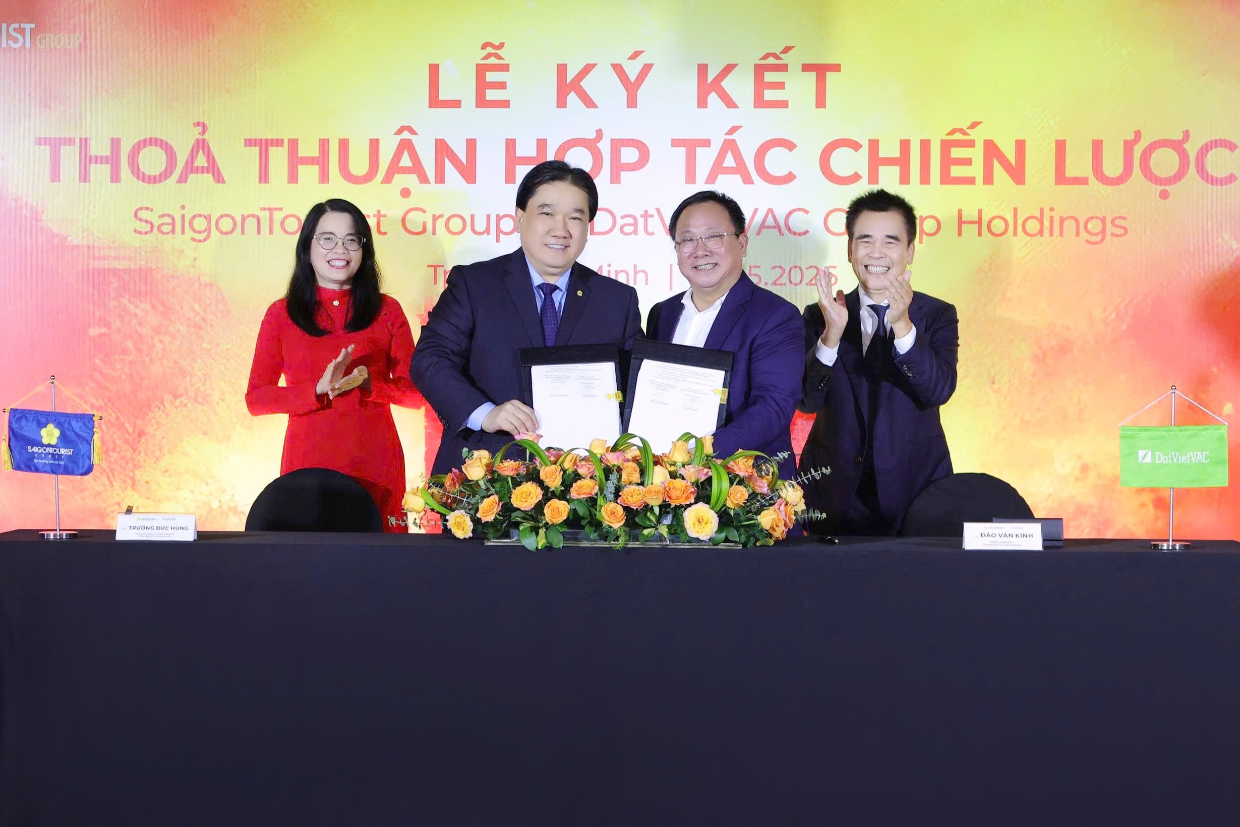 Liên kết đa ngành mở rộng không gian tăng trưởng cho công nghiệp văn hóa 3 Ban lãnh đạo Saigntourist Group và DatVietVAC Group Holdings trao thỏa thuận hợp tác chiến lược