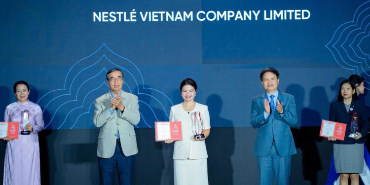 Nestlé Việt Nam nhận giải thưởng Rồng Vàng phát triển chuỗi giá trị nông nghiệp bền vững