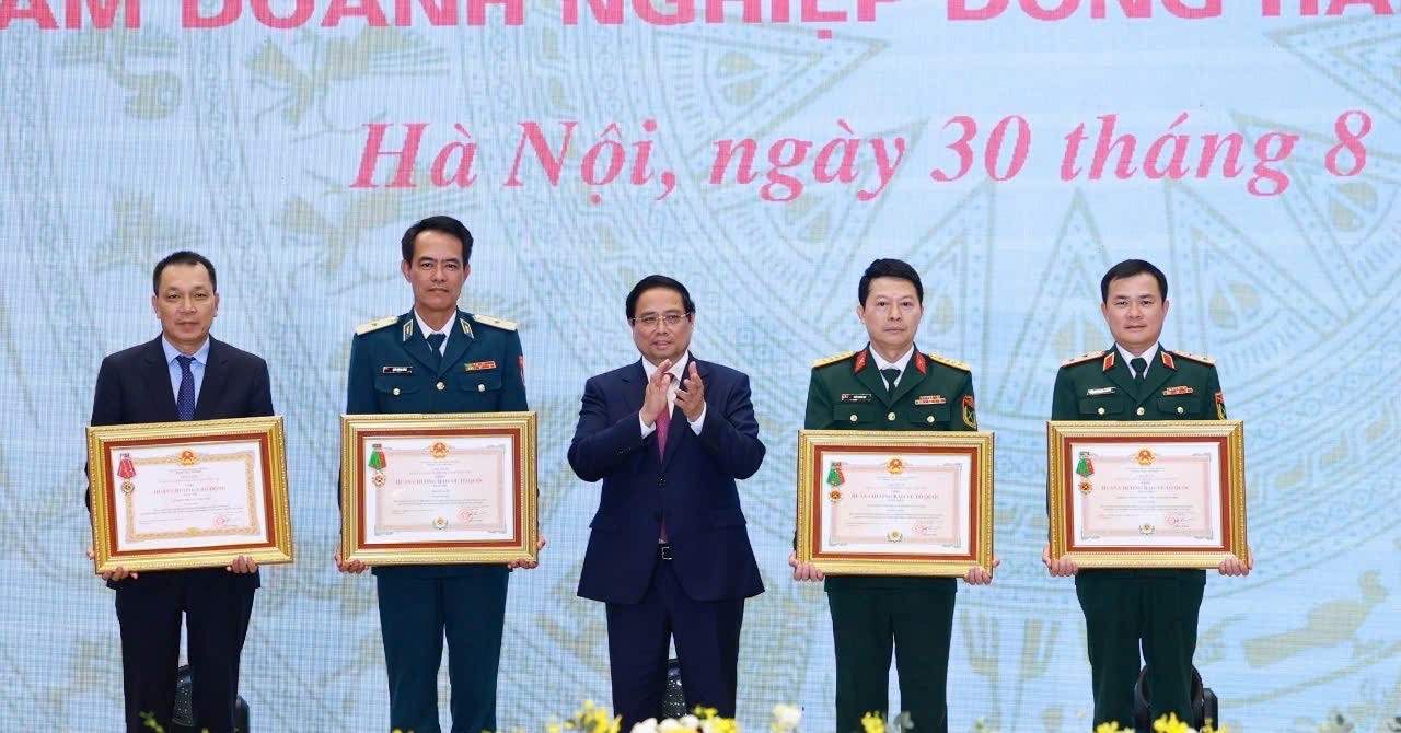 Ngân hàng MB nhận Huân chương Bảo vệ Tổ quốc hạng Nhất 