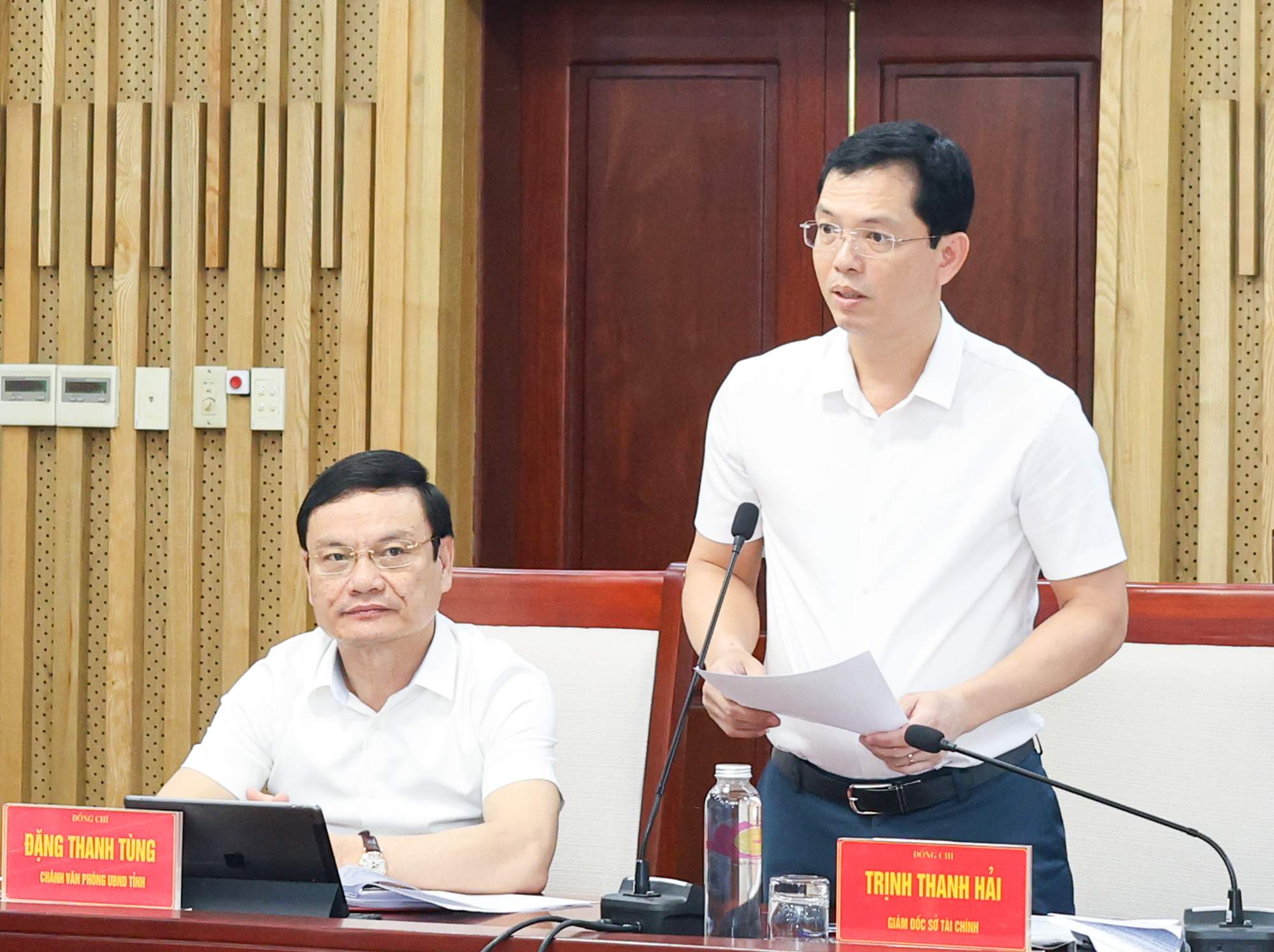 Giám đốc Sở Tài chính Nghệ An Trịnh Thanh Hải báo cáo tình hình thực hiện và giải ngân kế hoạch đầu tư công 4 tháng đầu năm tại hội nghị trực tuyến toàn tỉnh 