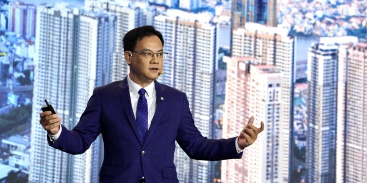 Nguồn lực tài chính lớn từ dòng vốn xuyên biên giới 1 Ông Đinh Đức Quang, Giám đốc Khối Kinh doanh Tiền tệ, Ngân hàng UOB Việt Nam trình bày tham luận tại diễn đàn VCF.