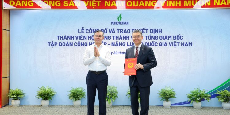 Bộ trưởng Bộ Tài chính Ngô Văn Tuấn (trái) trao Quyết định bổ nhiệm cho tân Tổng Giám đốc Petrovietnam Lê Mạnh Cường (phải).