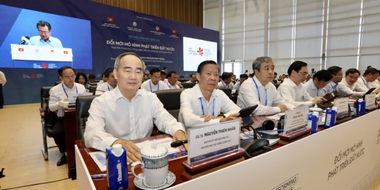 Phát triển nguồn nhân lực RD là động lực cho mục tiêu tăng trưởng cao và bền vững 1 Các đại biểu tham dự Hội thảo khoa học quốc gia