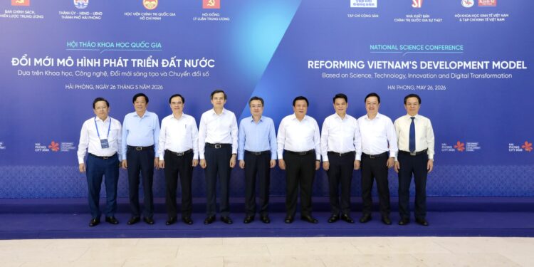 TS. Nguyễn Thanh Nghị, Ủy viên Bộ Chính trị, Bí thư Trung ương Đảng, Trưởng Ban Chính sách, Chiến lược Trung ương (người đứng thứ 5 từ trái sang); PGS.TS Đoàn Minh Huấn, Uỷ viên Bộ Chính trị, Giám đốc Học viện Chính trị Quốc gia Hồ Chí Minh (người đứng thứ 4 từ trái sang); GS. TS Nguyễn Xuân Thắng, Uỷ viên Bộ Chính trị khoá XIII, Chủ tịch Hội đồng Lý luận Trung ương (người thứ 4 từ phải sang), và đồng chí Lê Ngọc Châu, Uỷ viên Ban chấp hành Trung ương Đảng, Bí thư Thành uỷ, Trưởng đoàn Đại biểu Quốc hội Thành phố Hải Phòng (người thứ 3 từ phải sang) cùng các đại biểu chụp ảnh lưu niệm trước phiên khai mạc. 