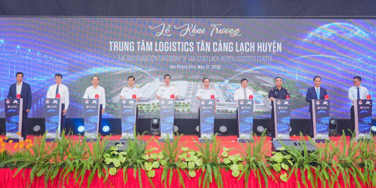 Các đại biểu khai trương Trung tâm Logistics Tân Cảng Lạch Huyện.