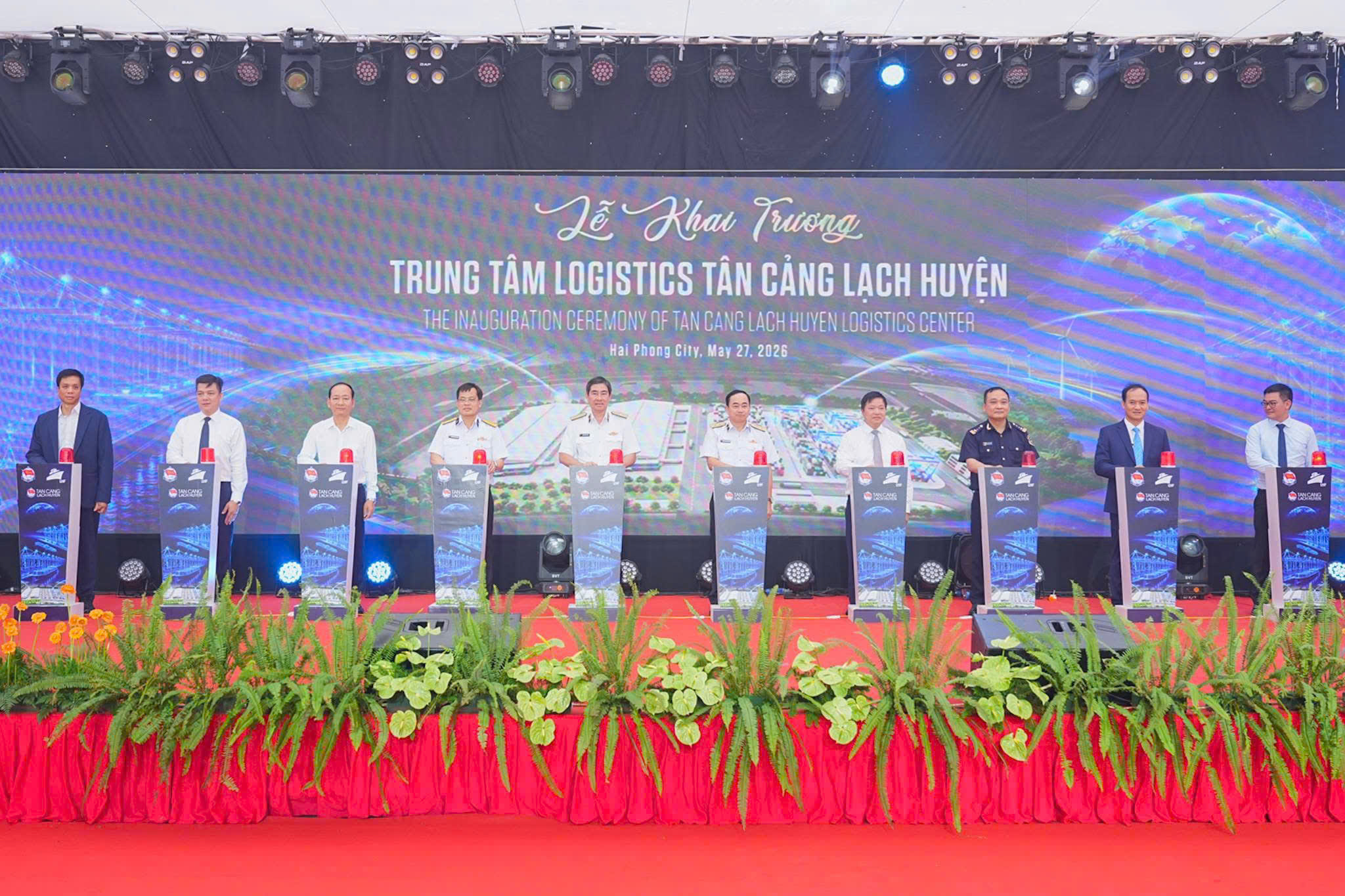 Tân Cảng Lạch Huyện "mở" dư địa mới cho kinh tế biển 10 Các đại biểu khai trương Trung tâm Logistics Tân Cảng Lạch Huyện.