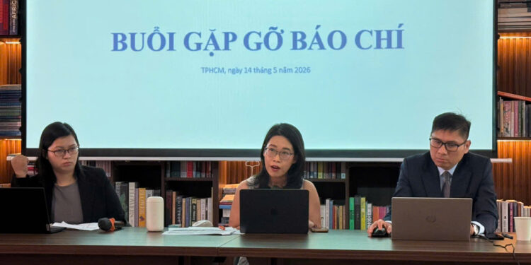 Bà Nguyễn Thị Thanh Thuỷ, Giám đốc Pharma Group (người ngồi ở giữa) trao đổi với báo chí về thực thi quyền sở hữu trí tuệ, cơ hội và thách thức cho ngành dược tại Việt Nam, ngày 14/5.