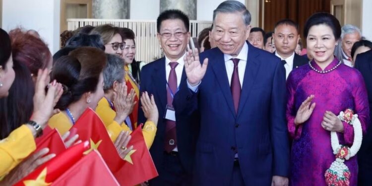 Tổng Bí thư, Chủ tịch nước Tô Lâm gặp gỡ cộng đồng người Việt Nam tại Thái Lan