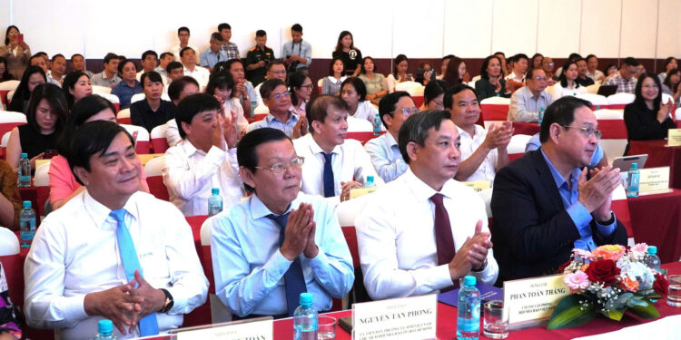 Trao giải báo chí khu vực Tây Nguyên và Duyên hải miền Trung 1 Các đại biểu dự lễ trao giải