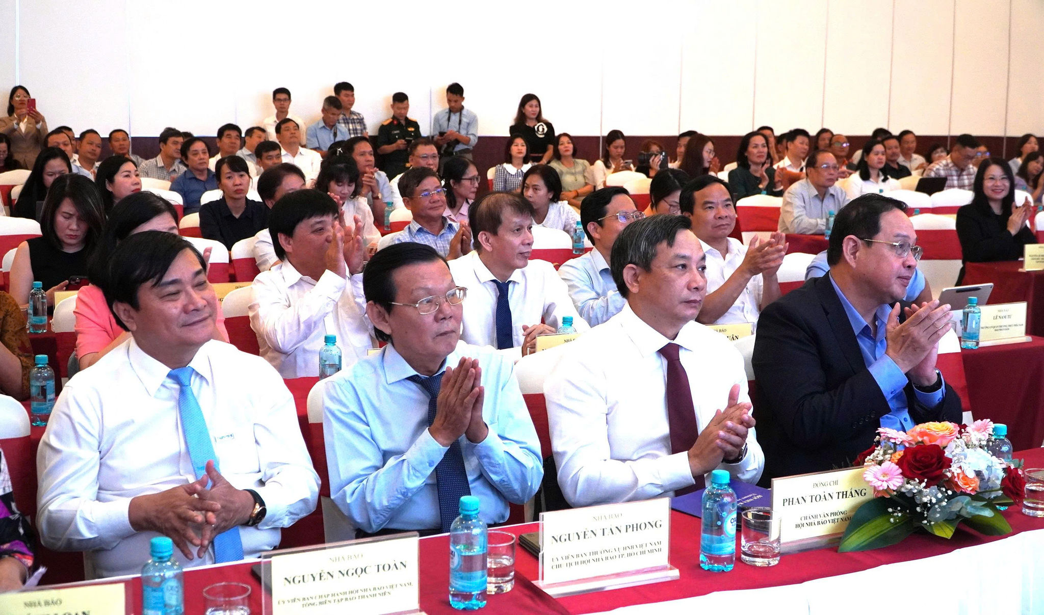 Các đại biểu dự lễ trao giải
