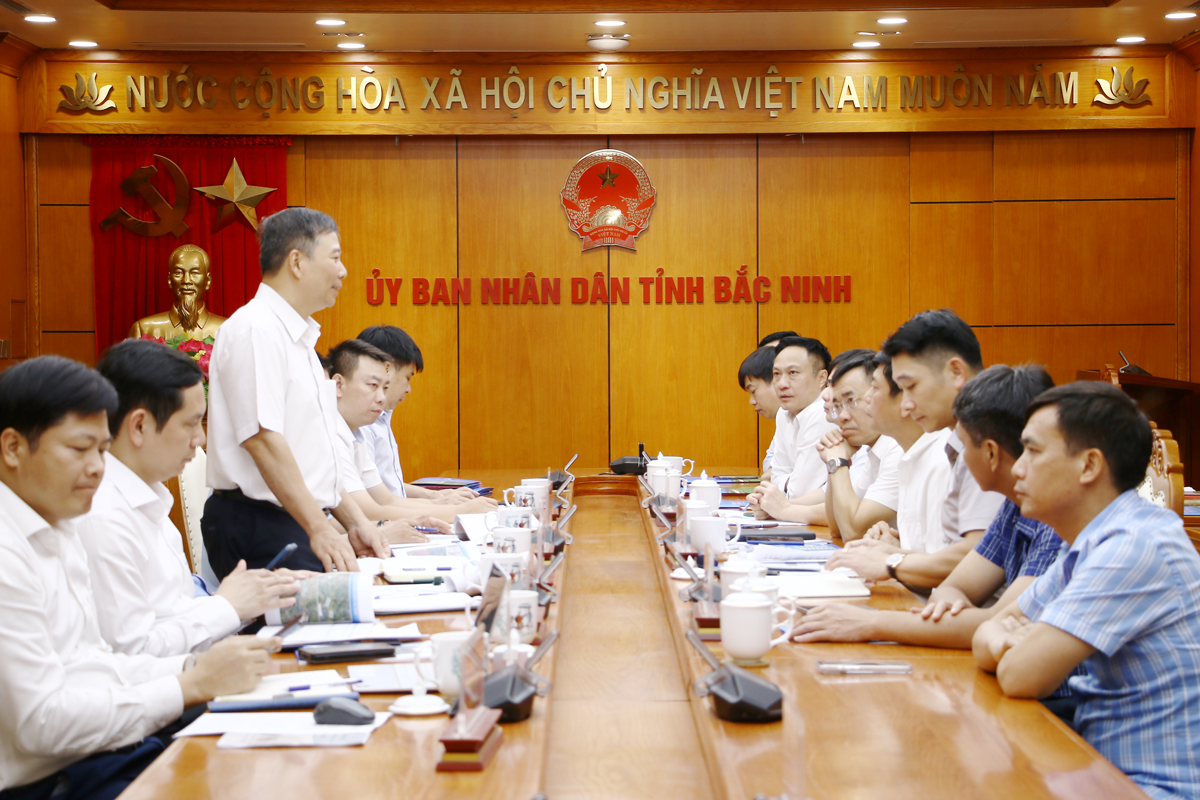 Buổi làm việc giữa Phó Chủ tịch UBND tỉnh Bắc Ninh Ngô Tân Phượng và đại diện Tổng Công ty Đầu tư phát triển đường cao tốc Việt Nam (VEC) về Dự án đường cao tốc Nội Bài - Bắc Ninh - Chí Linh. (Ảnh: CTT tỉnh Bắc Ninh)