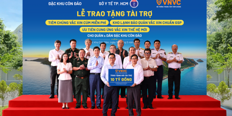 Ông Nguyễn Phước Lộc - Ủy viên Ban chấp hành Trung ương Đảng, Phó Bí thư Thành ủy, Chủ tịch Ủy ban MTTQ Việt Nam TP.HCM; ông Huỳnh Minh Chín - Phó Giám đốc Sở Y tế TP.HCM; ông Lê Hoàng Hải - Bí thư Đảng ủy Đặc khu, Chủ tịch HĐND Đặc khu Côn Đảo cùng đại diện các sở, ban, ngành, lực lượng vũ trang, và đông đảo nhân dân địa phương chứng kiến Lễ trao tặng Gói tài trợ của VNVC tại đặc khu Côn Đảo. Ảnh: Minh Trung.