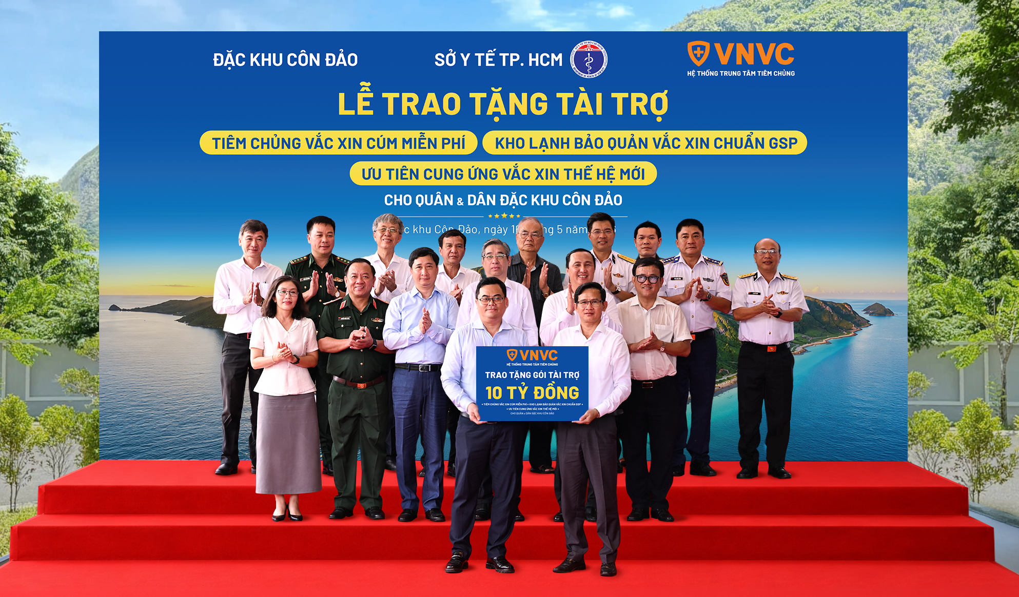 Ông Nguyễn Phước Lộc - Ủy viên Ban chấp hành Trung ương Đảng, Phó Bí thư Thành ủy, Chủ tịch Ủy ban MTTQ Việt Nam TP.HCM; ông Huỳnh Minh Chín - Phó Giám đốc Sở Y tế TP.HCM; ông Lê Hoàng Hải - Bí thư Đảng ủy Đặc khu, Chủ tịch HĐND Đặc khu Côn Đảo cùng đại diện các sở, ban, ngành, lực lượng vũ trang, và đông đảo nhân dân địa phương chứng kiến Lễ trao tặng Gói tài trợ của VNVC tại đặc khu Côn Đảo. Ảnh: Minh Trung.