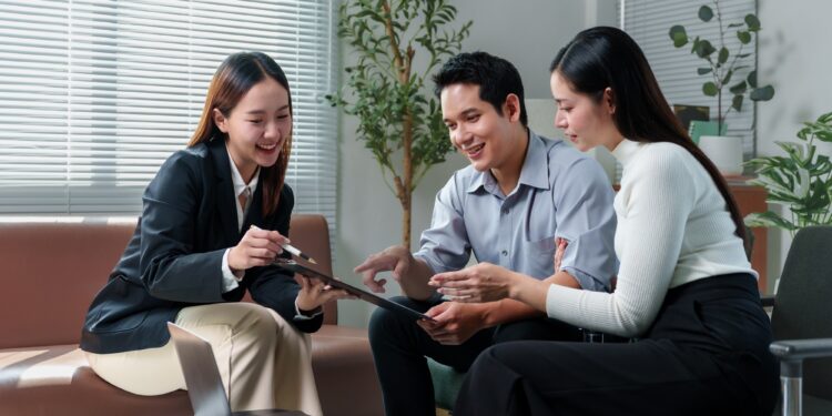 Vì sao nhân sự bất động sản, ngân hàng lâu năm chuyển sang tư vấn bảo hiểm?