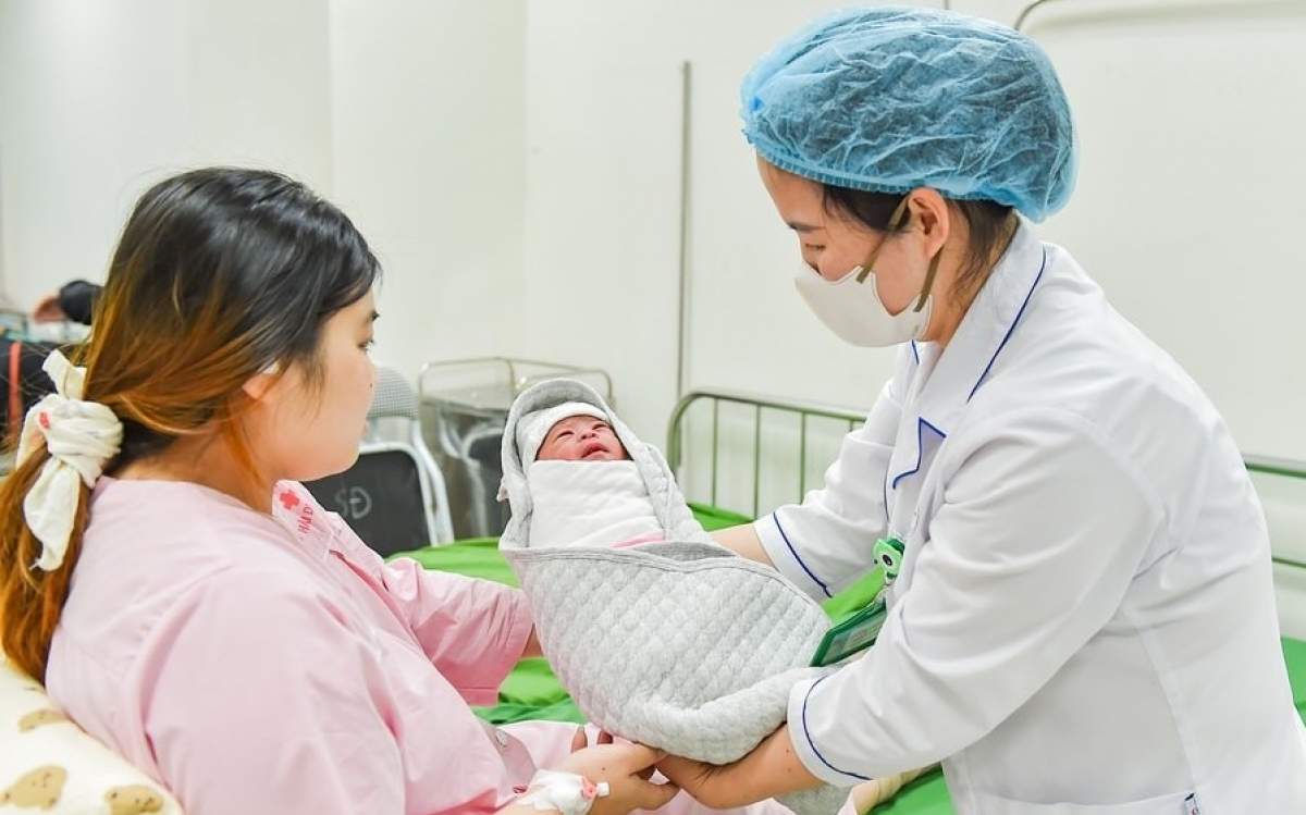 Vợ sinh con, lao động nam tham gia bảo hiểm xã hội tự nguyện được hưởng trợ cấp thai sản