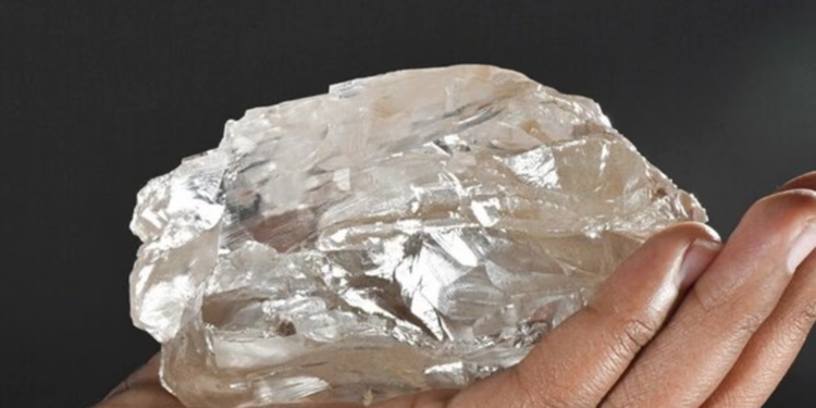 Vụ bán 3 viên kim cương giả phơi bày khủng hoảng ở quốc gia sống nhờ đá quý 1 Vụ bán 3 viên kim cương giả phơi bày khủng hoảng ở quốc gia sống nhờ đá quý