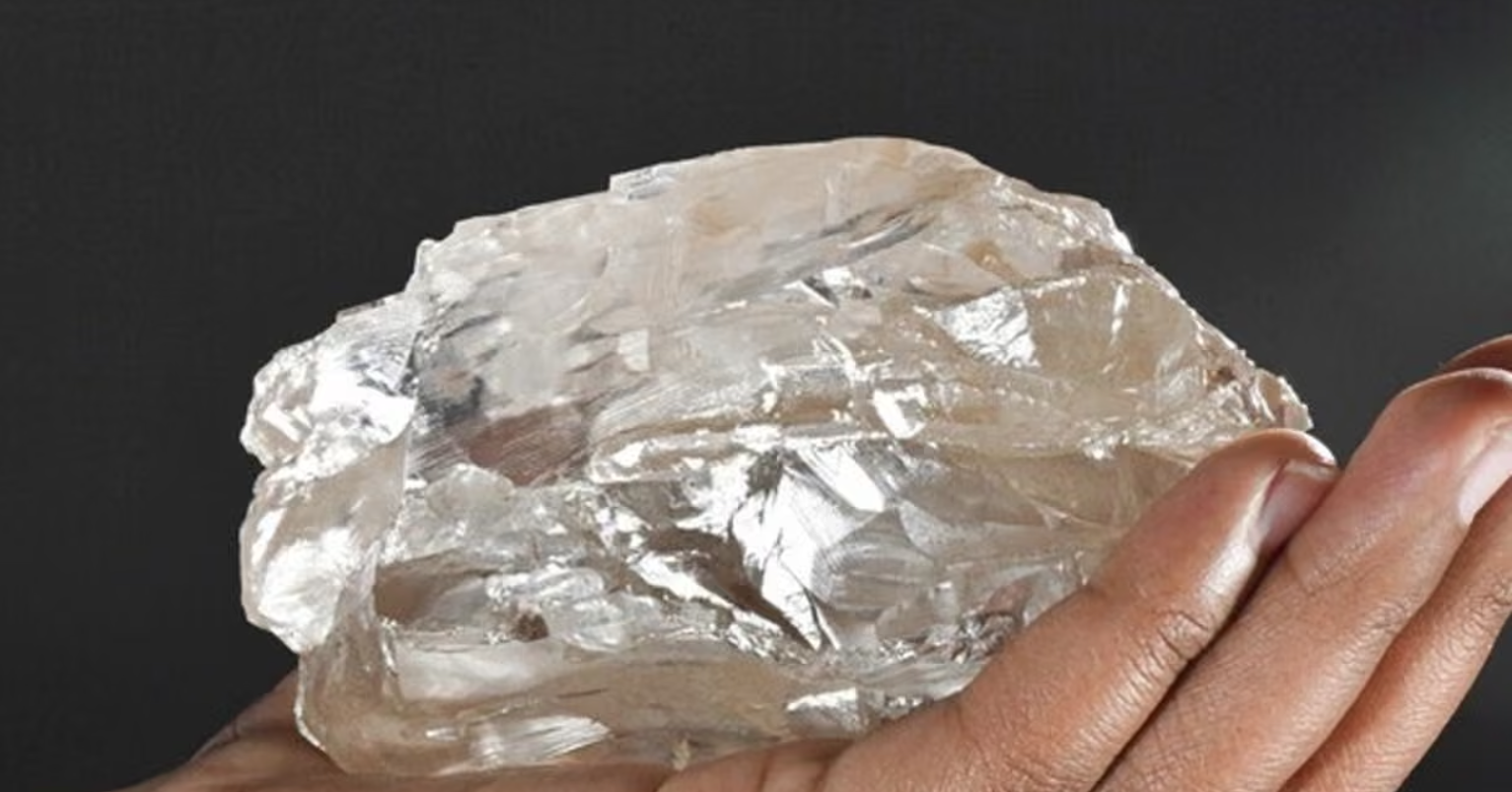 Vụ bán 3 viên kim cương giả phơi bày khủng hoảng ở quốc gia sống nhờ đá quý 2 Vụ bán 3 viên kim cương giả phơi bày khủng hoảng ở quốc gia sống nhờ đá quý