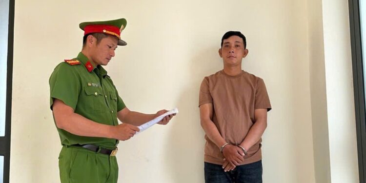 Thi hành lệnh bắt tạm giam cựu nhân viên ngân hàng Phan Đình Dân SN 1991