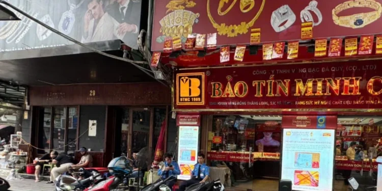 Cảnh tượng lạ trên 'phố vàng' Hà Nội