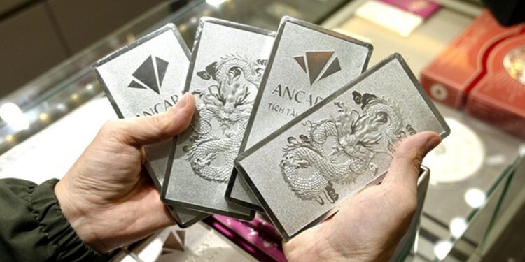 Lỗ gần 500 triệu đồng vì mua bạc lúc đỉnh, nên chờ tiếp hay cắt lỗ?