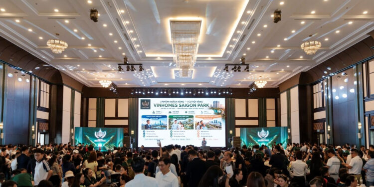 Nghìn người chen chân tìm cơ hội an cư ở Vinhomes Sài Gòn Park 1 Nghìn người chen chân tìm cơ hội an cư ở Vinhomes Sài Gòn Park