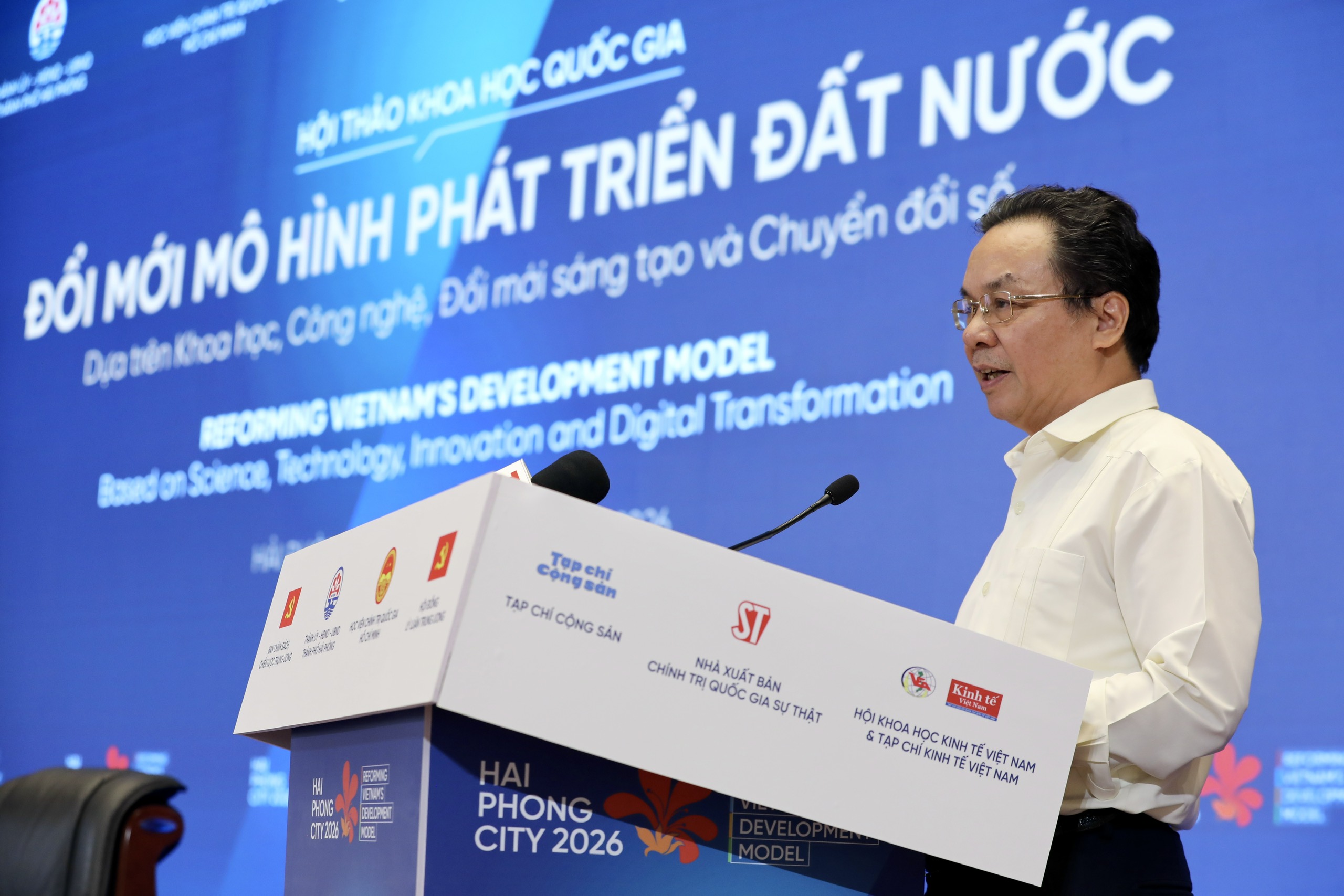 Đổi mới mô hình phát triển phải bắt đầu từ tái cấu trúc quản trị quốc gia Đổi mới mô hình phát triển phải bắt đầu từ tái cấu trúc quản trị quốc gia