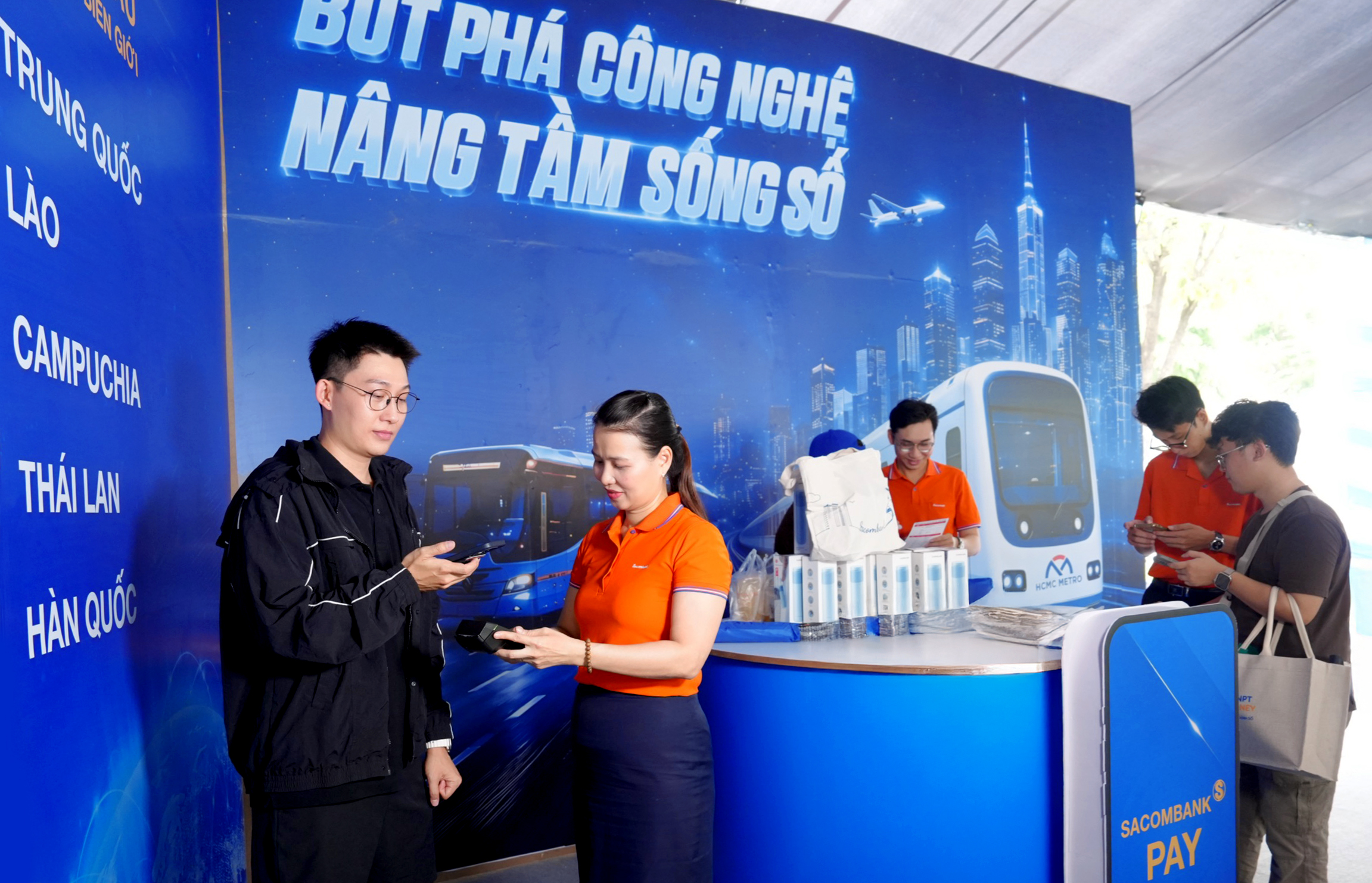 Gian hàng của SACOMBANK thu hút khách quốc tế tại Lễ hội tài chính số 2026