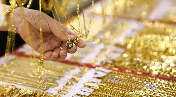 Gold prices continue to drop
