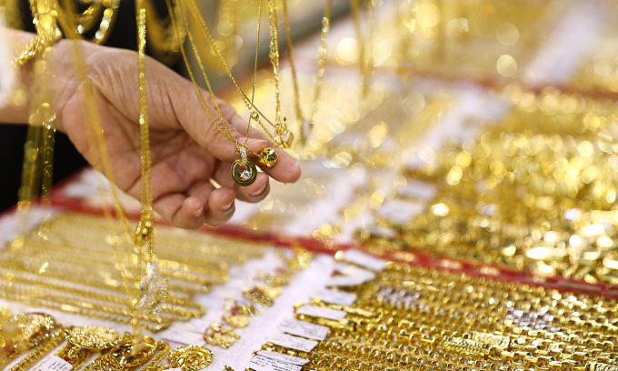 Gold prices continue to drop