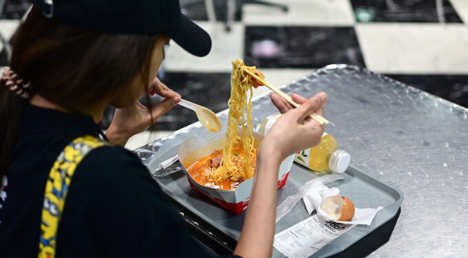 Which Southeast Asian country has the lowest instant noodles consumption per capita?