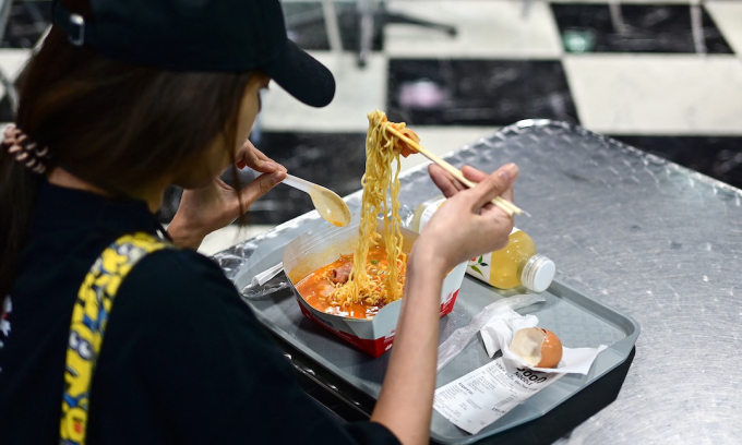Which Southeast Asian country has the lowest instant noodles consumption per capita?