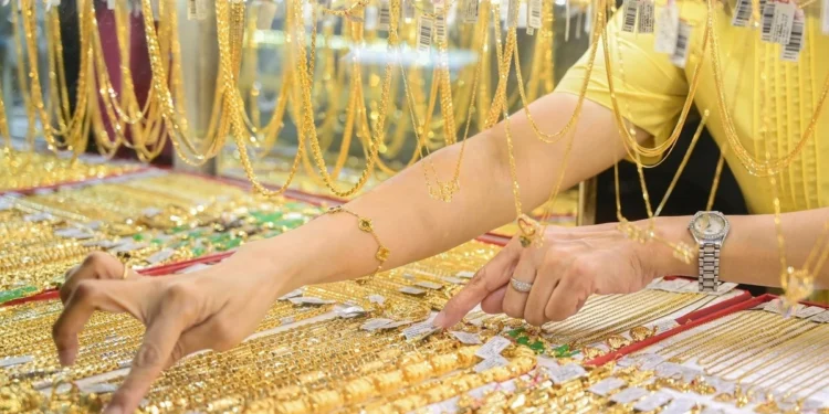 Giá vàng lao dốc mạnh, có nên xuống tiền mua lúc này?
