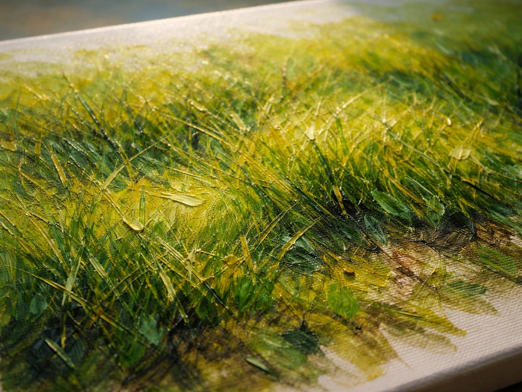 Gros plan sur une toile peinte montrant des touches vertes variées, lumière et ombres dans l’herbe