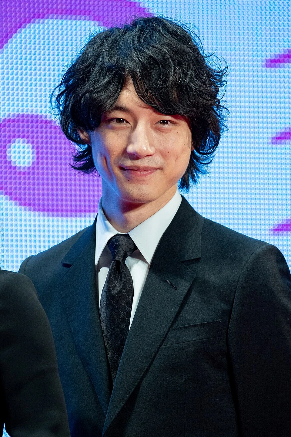 Kentaro Sakaguchi at a film premiere on the red carpet, wearing a black suit and tie.