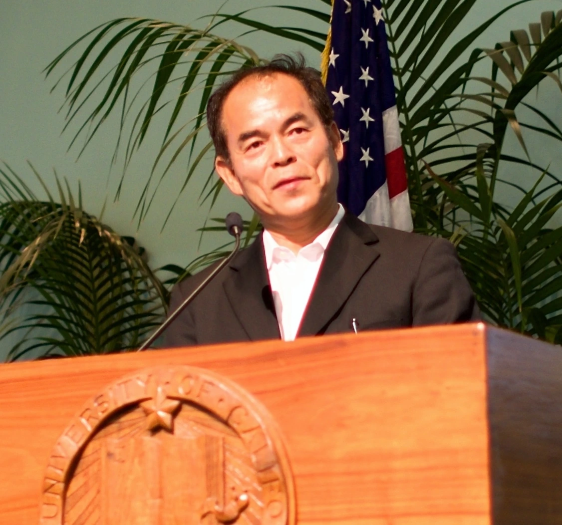 Shuji Nakamura speaking at a podium