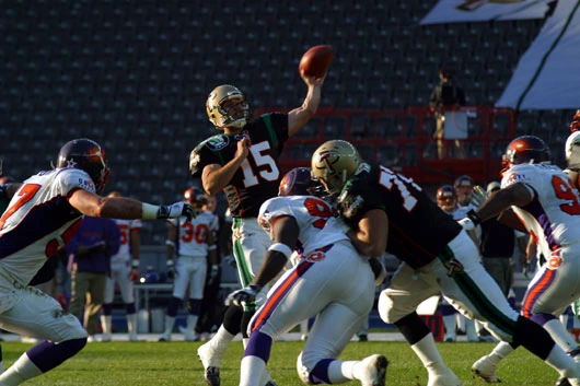 Dave Ragone passing a football during an NFL game