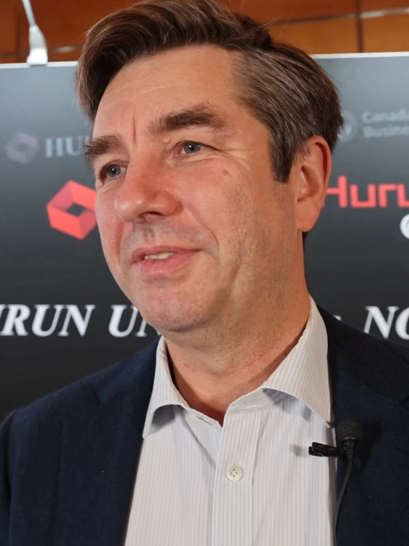 Portrait photo of Rupert Hoogewerf at a Hurun event