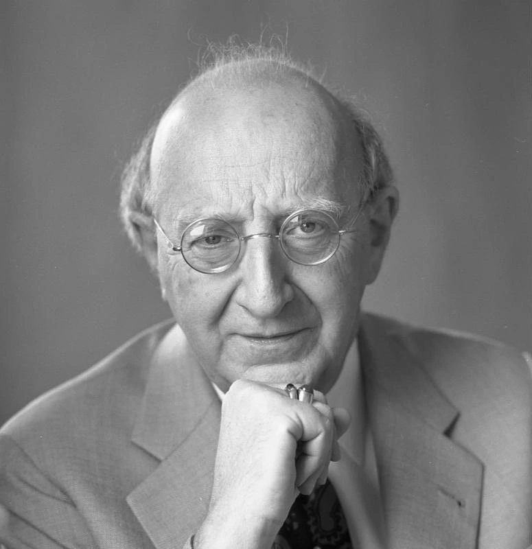 Black-and-white portrait of Hubertus, Prince of Löwenstein-Wertheim-Freudenberg, wearing glasses and a suit, resting his