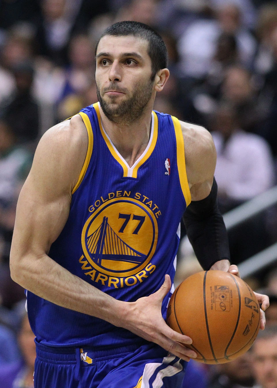 Vladimir Radmanović in a Golden State Warriors uniform holding a basketball during an NBA game