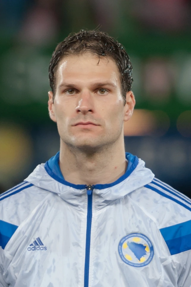 Asmir Begović in a Bosnia and Herzegovina team jacket before a match