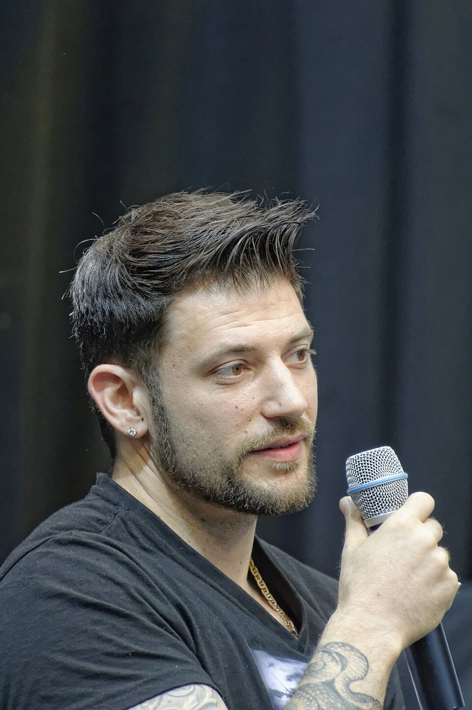 Stanislav Ianevski speaking into a microphone at a convention