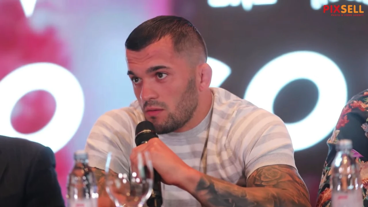 Roberto Soldić speaking into a microphone at a press event