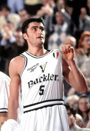 Predrag Danilović in a 1995 basketball action photo.