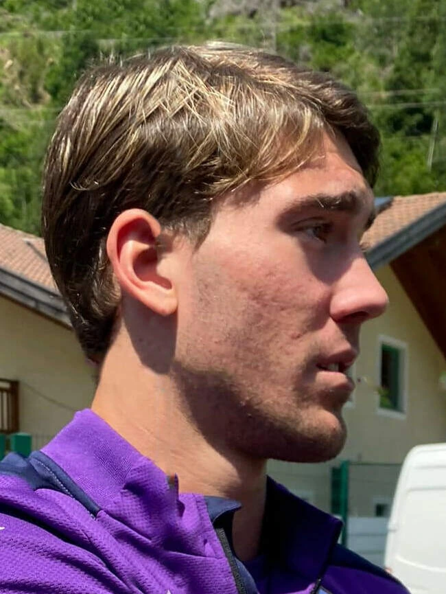 Dušan Vlahović in profile wearing a purple jacket outdoors