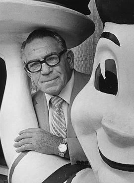 Black-and-white photo of Ray Schoenbaum with a Big Boy statue